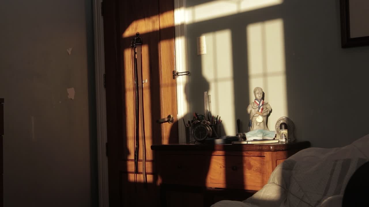 화창한 아침에 일어나 손을 위로 뻗는 청년의 윤곽 그림자 샷