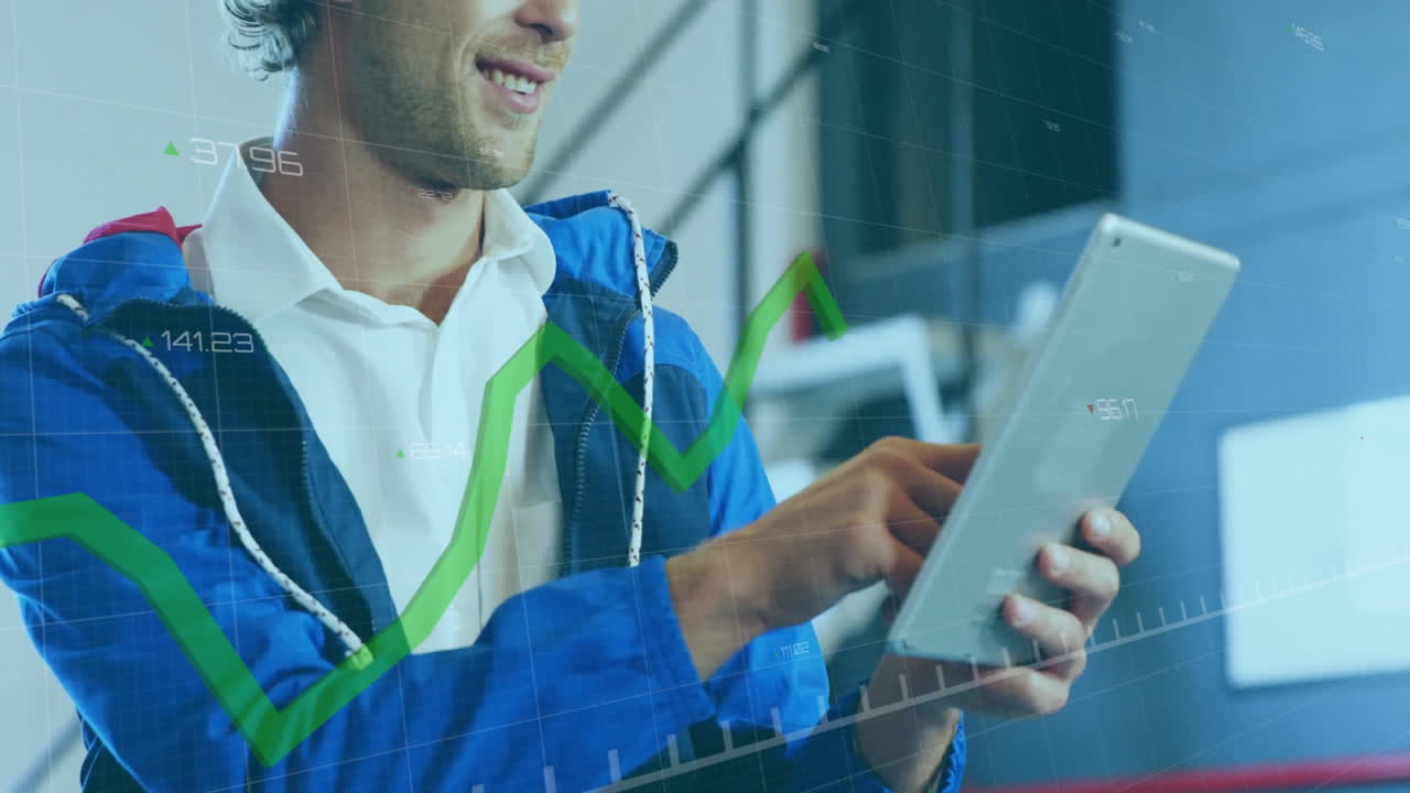 animación del procesamiento de datos financieros sobre un empresario caucásico que usa una computadora portátil en la oficina