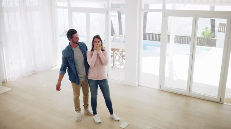 ein glückliches paar, das sich auf das neue zuhause freut