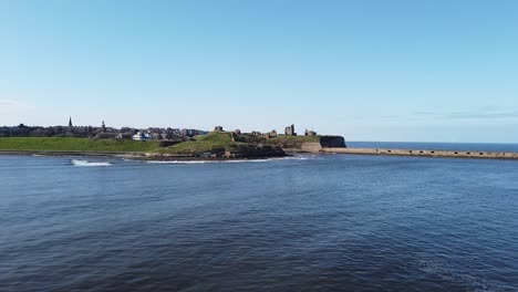 Vista-De-La-Orilla-Del-Río-Como-Se-Ve-Desde-El-Ferry-Que-Sale-De-Newcastle-Upon-Tyne,-Inglaterra