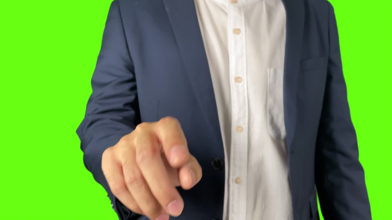 비즈니스맨은 알파 채널과 함께 녹색 배경에 화면을 만집니다.