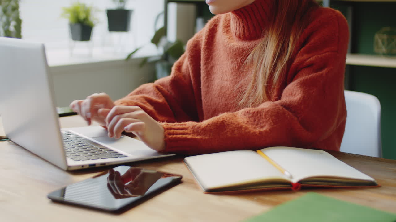 mujer trabajando en una computadora portátil en la oficina del hogar