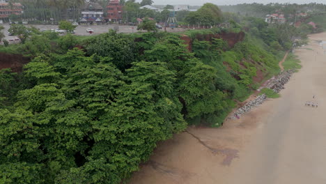 Costa-De-La-Playa-Del-Acantilado-De-Varkala,-Vista-De-Drones-De-La-Playa-De-Varkala-Desde-La-Cima-Del-Acantilado-También-Conocida-Como-Playa-De-Papanasham,-Thiruvananthapuram,-Kerala,-India