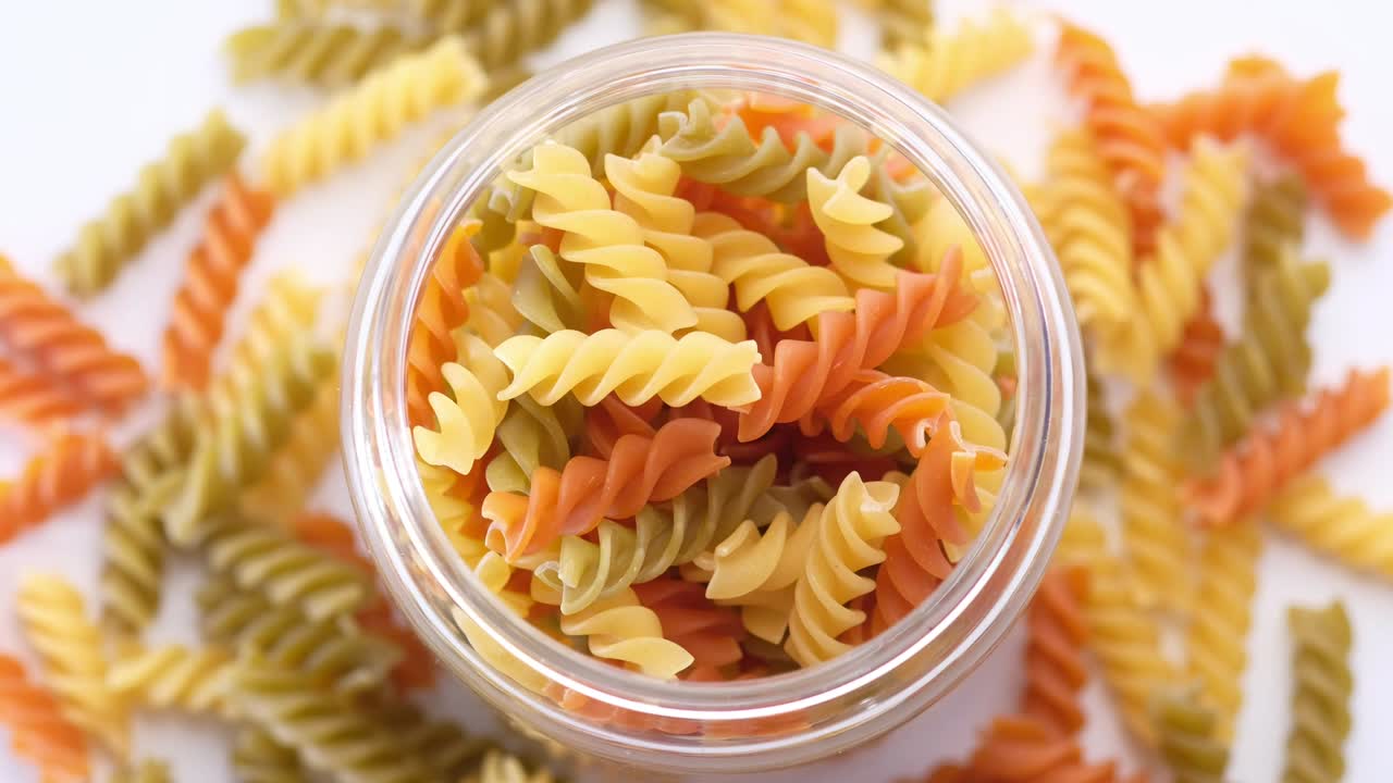 variedad de tipos y formas de pasta italiana seca en un cuenco.