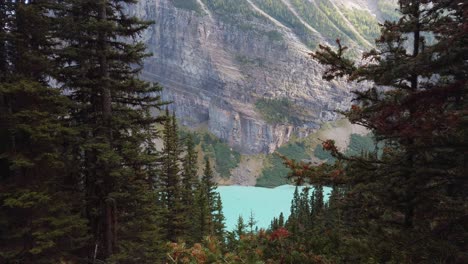 路易絲湖 (lake louise) 位於加拿大阿爾伯塔山區 (mountain alberta)