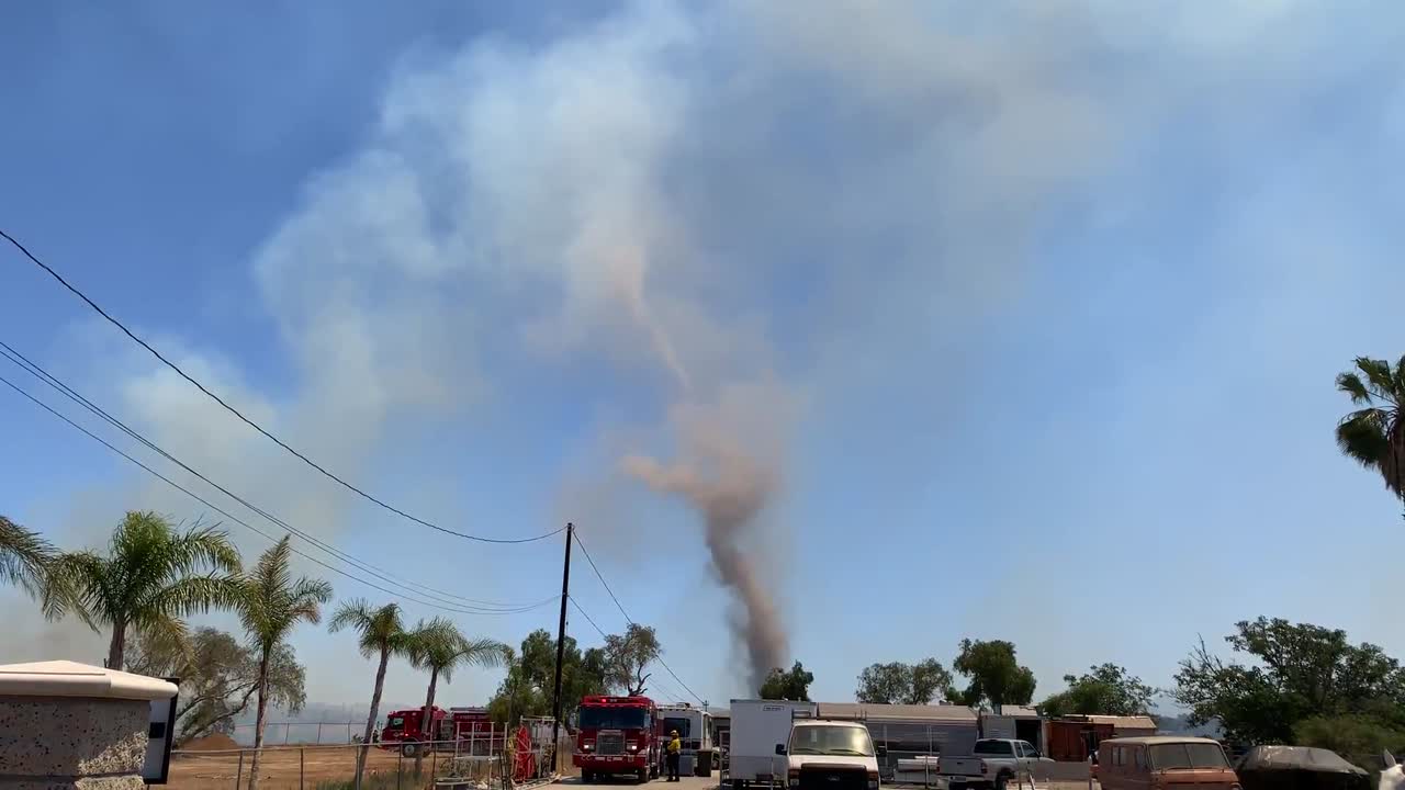 연기가 많은 먼지 악마