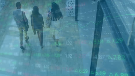 animación de diagramas y procesamiento de datos sobre diversos colegas que caminan en la oficina