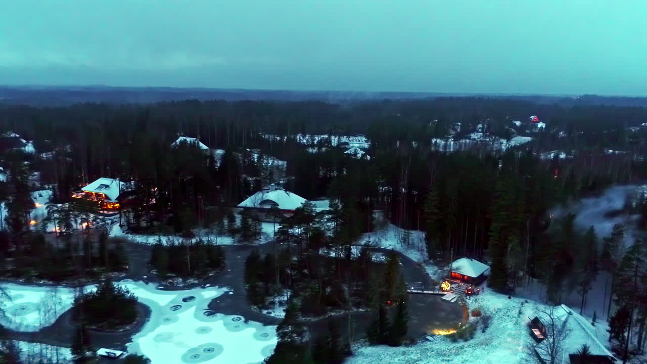 Ilmakuva maalaiskylästä hämärän aikaan.