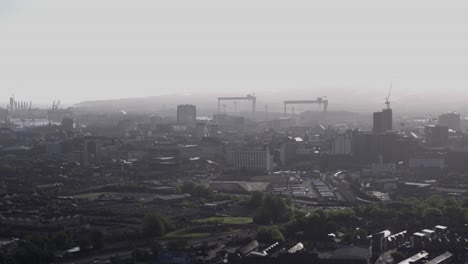 Sobrevuelo-Aéreo-Del-Oeste-De-Belfast-Desde-El-Campo-Mirando-Hacia-El-Centro-De-La-Ciudad-O-El-Centro