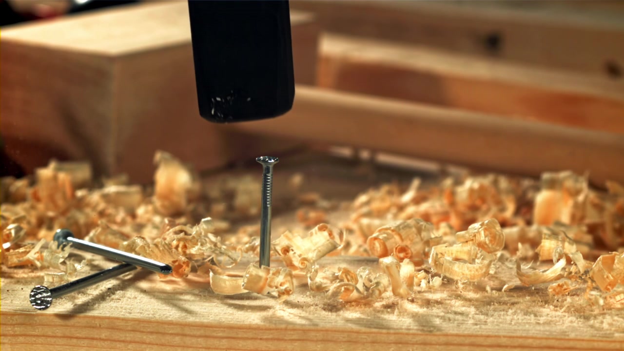 Zeitlupe: Nagel wird in ein Holzbrett geschlagen