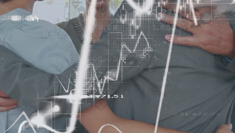animación del procesamiento de datos financieros sobre diversas personas de negocios que abarcan