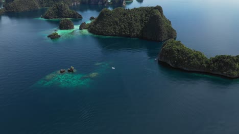 flächenaufnahme über der wunderschönen lagune von misool in indonesien