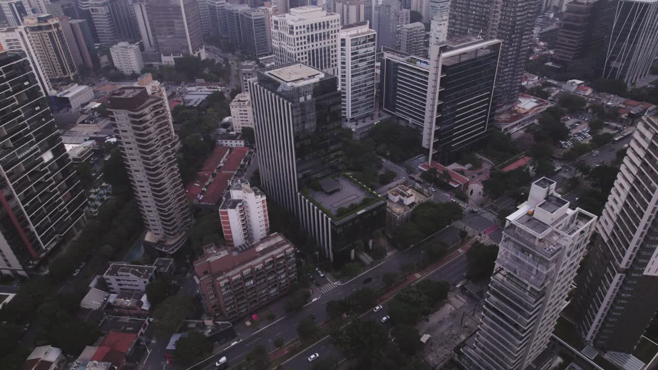 Voo orbital no centro financeiro do Brasil, Avenida Faria Lima.