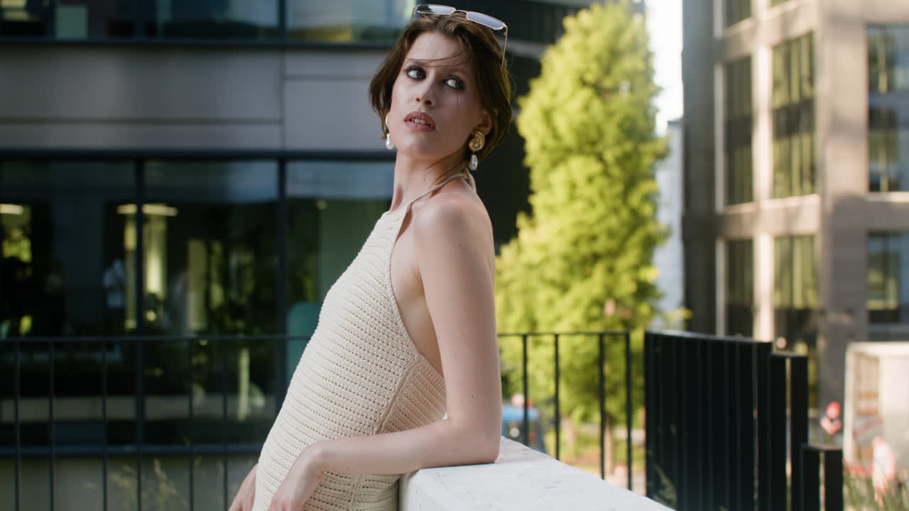 선글라스를 입은 우아한 여성의 측면 시각