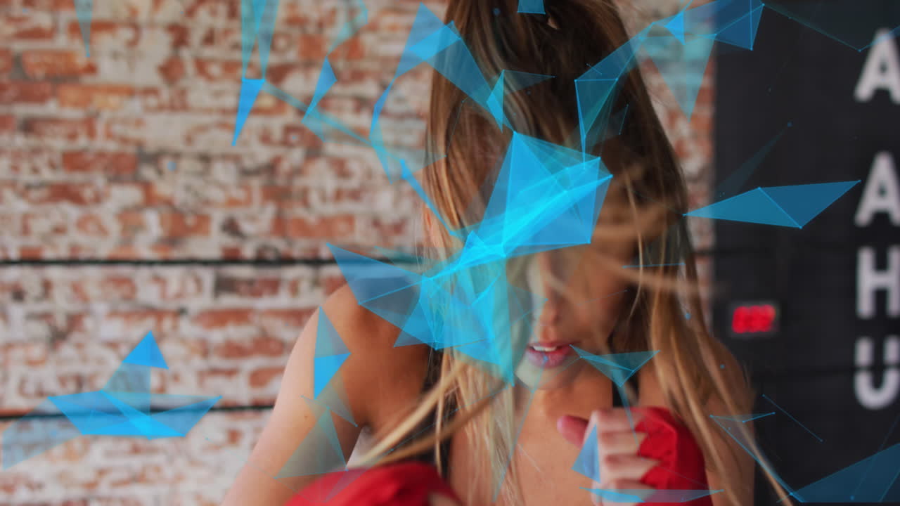 animación de redes y procesamiento de datos sobre mujer caucásica haciendo ejercicio en el gimnasio de boxeo