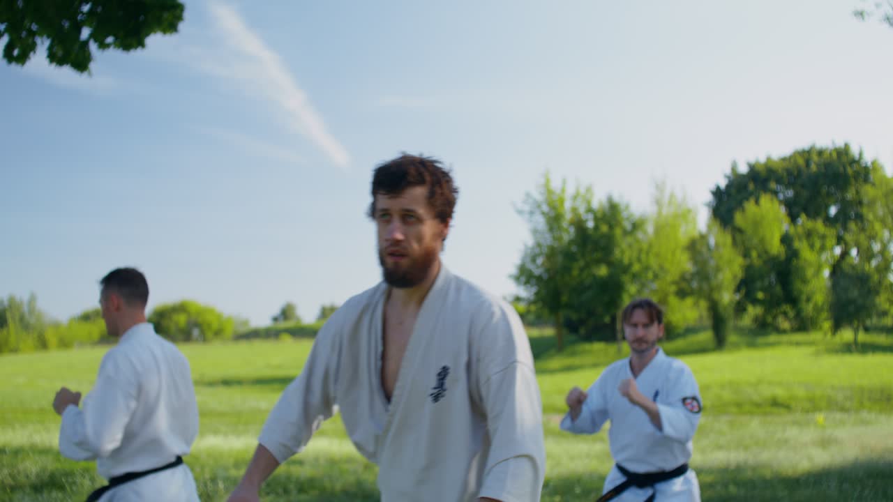 Allenamento di karate in un parco