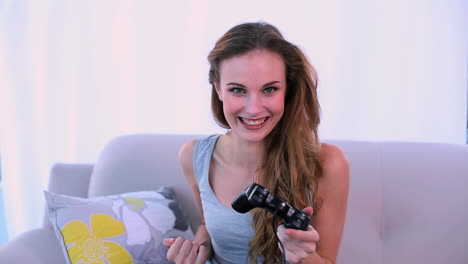 modelo feliz jugando videojuegos en el sofá