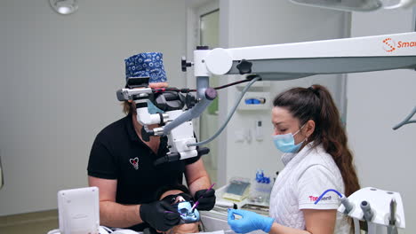 procedimiento dental con microscopio