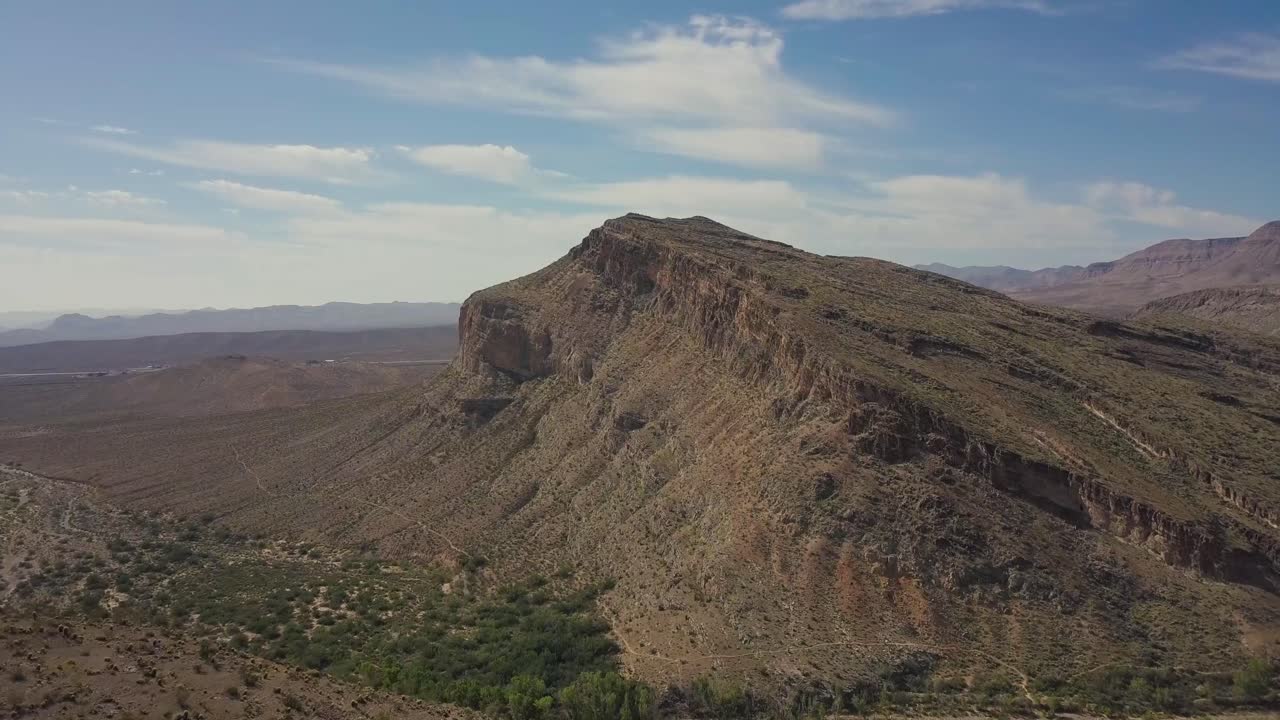 Volo verso una montagna nel deserto del Nevada