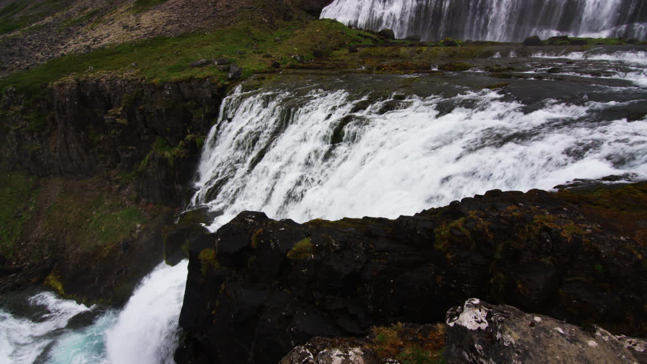 cascada ancha que baja por una pendiente empinada en la vista panorámica derecha de primer plano