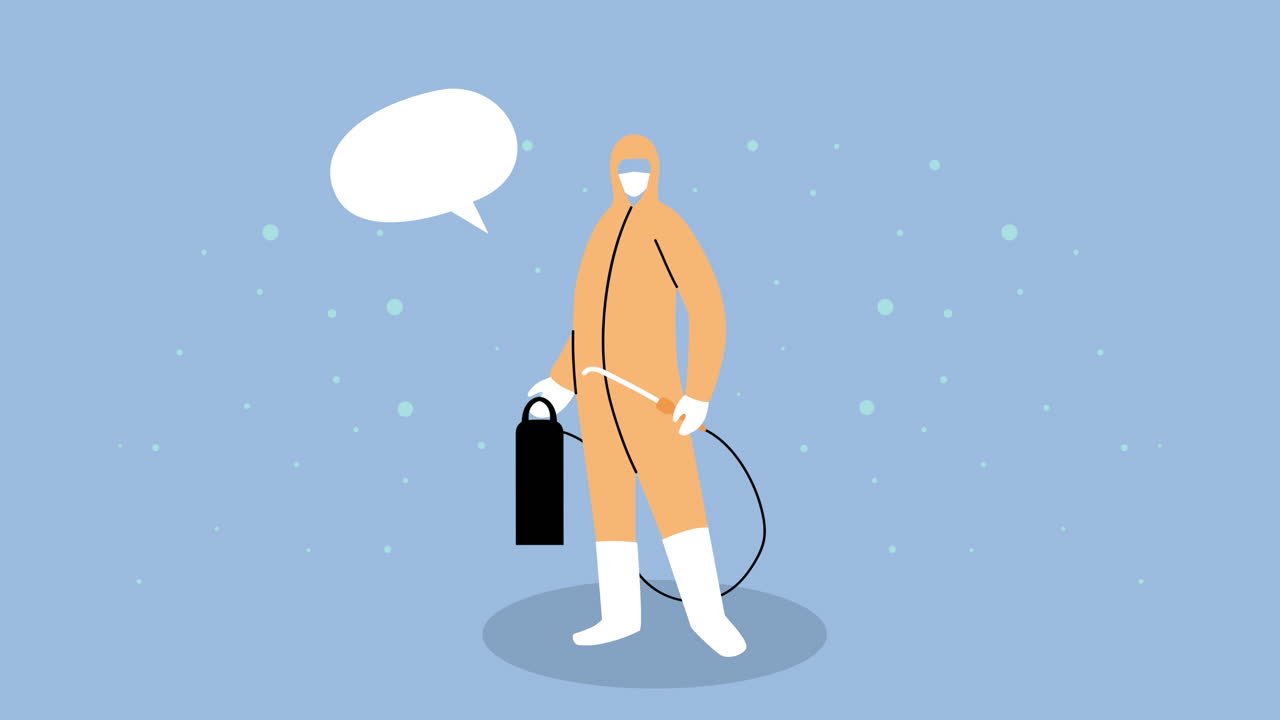 trabajador con traje de bioseguridad y servicio de pulverización de desinfectante