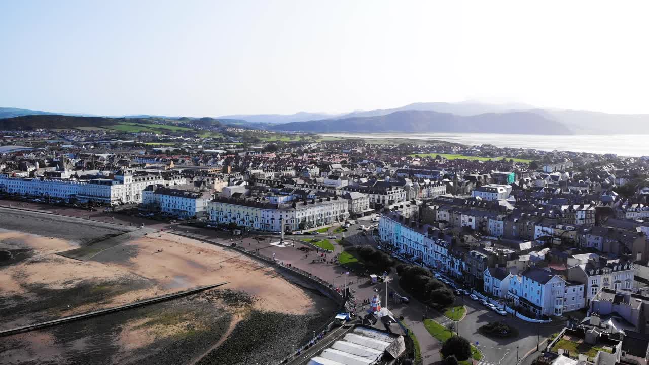 vista aérea escénica de la ciudad de llandudno con montañas al fondo