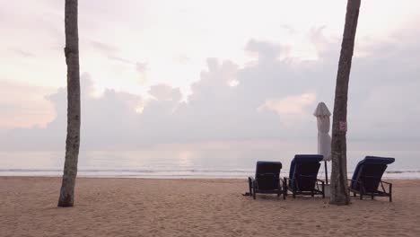 Luxus-Strandliegen-Mit-Sonnenschirm-Auf-Grünem-Rasen-In-Strandnähe