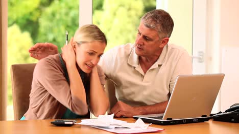 una pareja adulta calculando sus cuentas