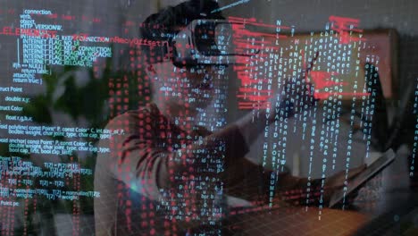 hombre con gafas virtuales y una tableta en la mano