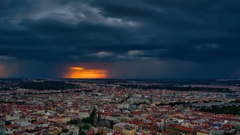 lapso de tiempo aéreo de tormenta de lluvia acercándose a praga