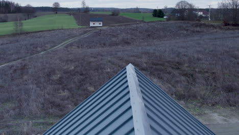 Vista-Aérea-Del-Desarrollo-De-La-Casa-Inacabada-En-Un-Campo-Rural-En-Un-Día-Nublado