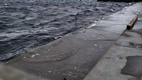 olas tranquilas sobre un terraplén de hormigón en malmö, suecia