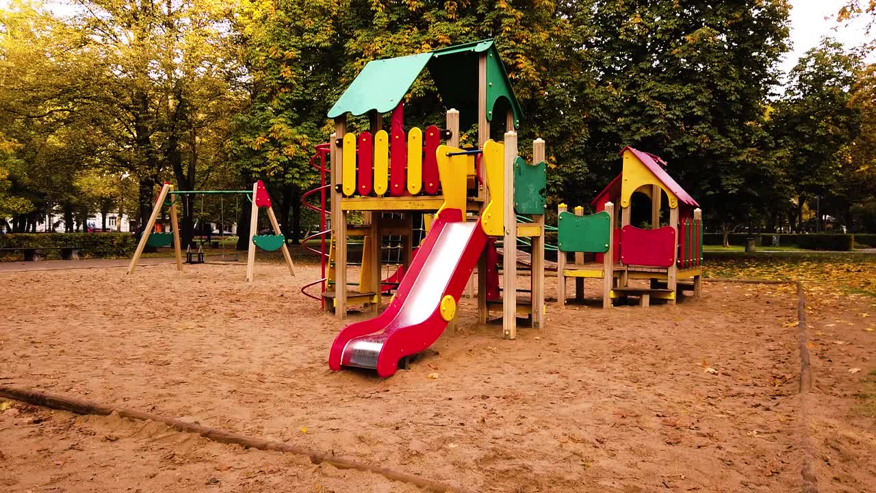 parque infantil vacío y colorido durante la temporada de otoño en riga, letonia