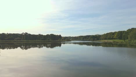 Smooth-water-surface-of-lake,-Rochefort-en-Terre-in-Brittany