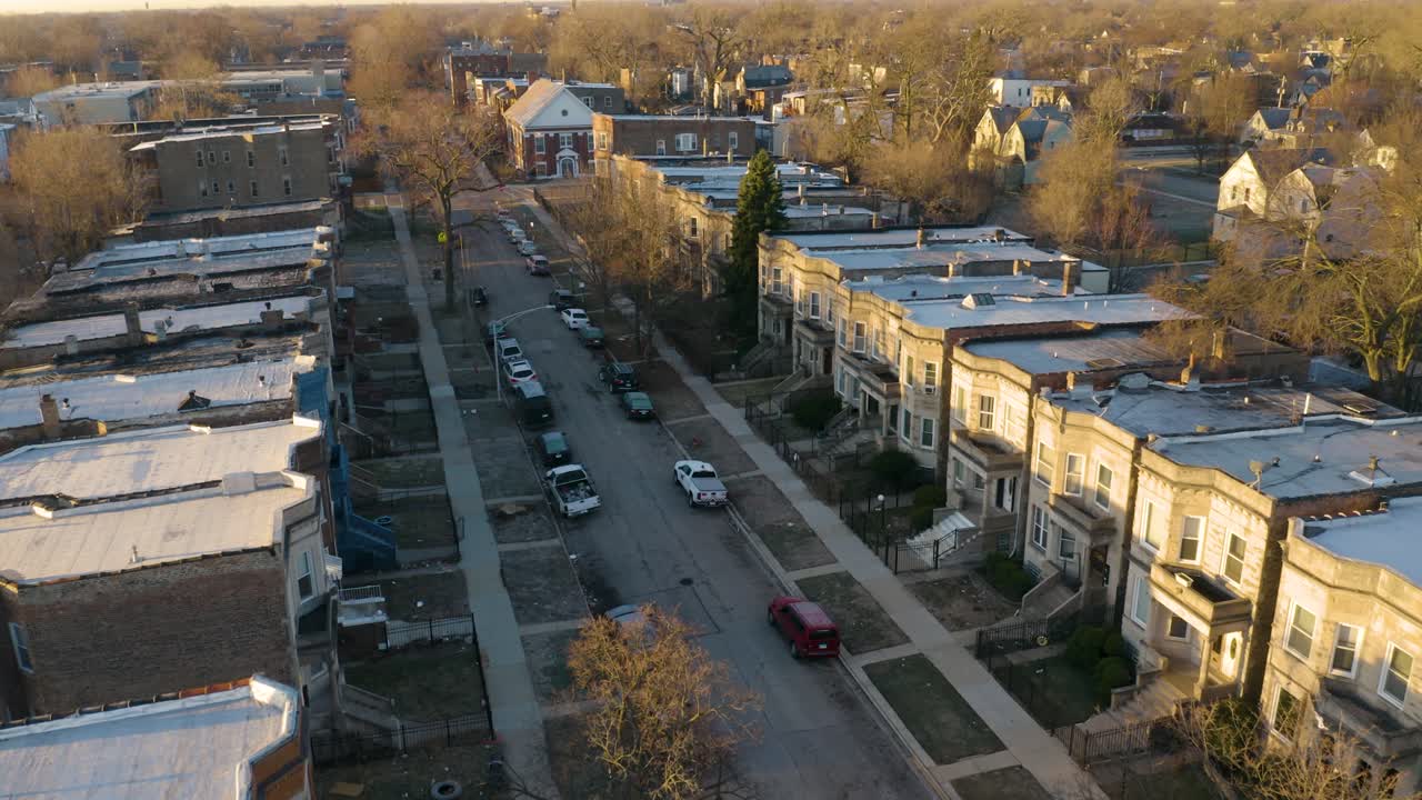 Inquadratura di apertura di un quartiere del South Side di Chicago, che vive in povertà