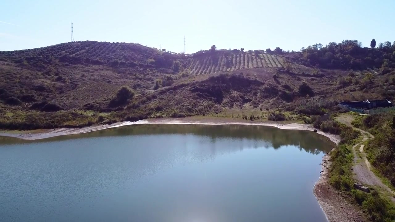 Veduta aerea sopra il lago Golemit e i campi agricoli nella provincia di Durazzo, Albania. Paesaggio collinare