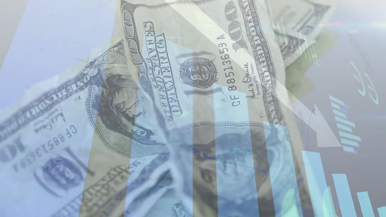 Freccia discendente che si muove, banconota da 100 dollari USA che svanisce, ruota, si impila, oscurando un grafico blu, mostrando una perdita.