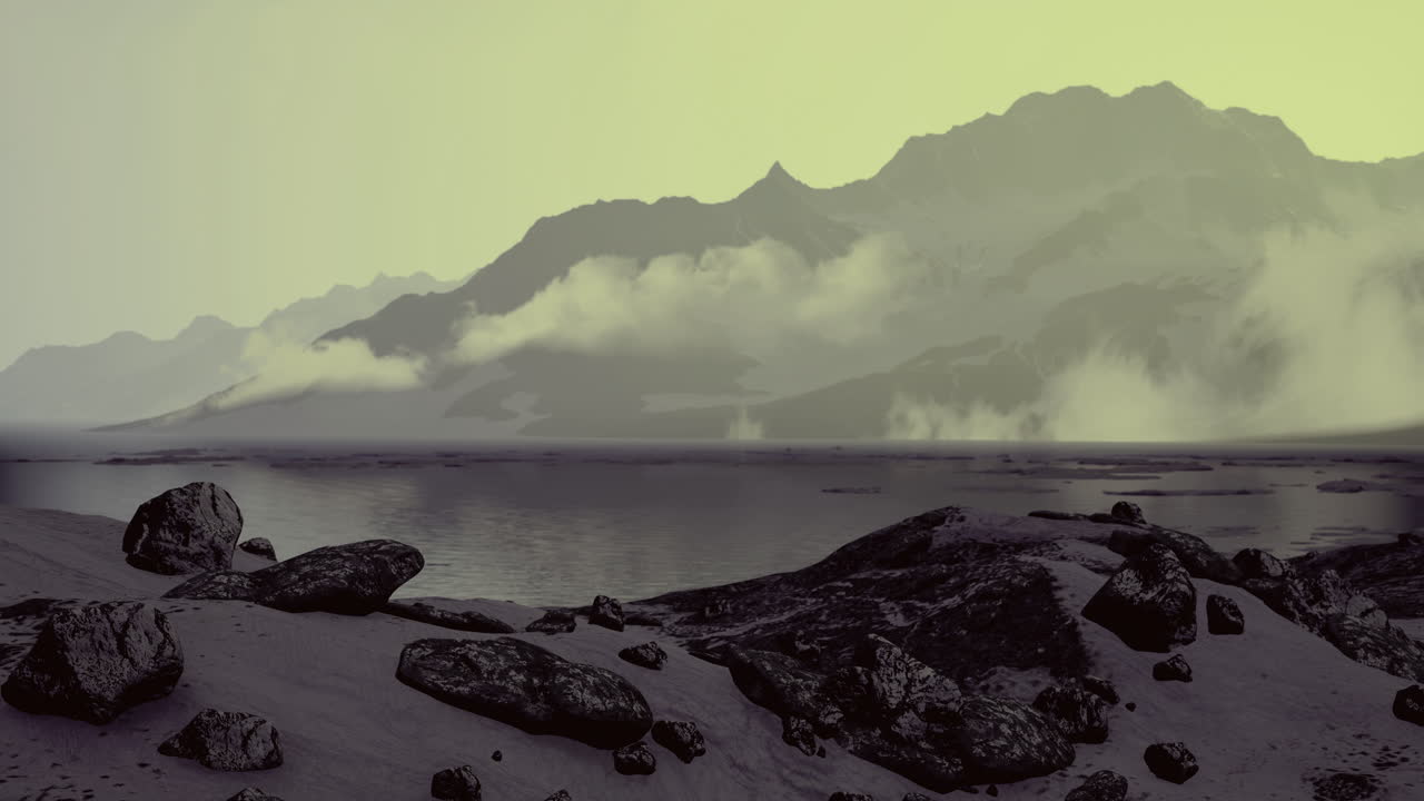 vista panorámica de la costa rocosa y las montañas brumosas al crepúsculo