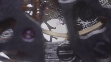 reloj mecánico que refleja la luz en movimiento 5