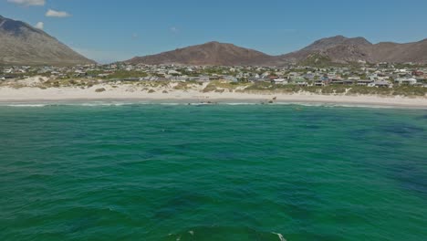 vista aérea de la hermosa ciudad de pringles bay cerca de ciudad del cabo durante un soleado día de verano