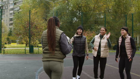 Frau-Geht-Mit-Freunden-Fußball-Spielen