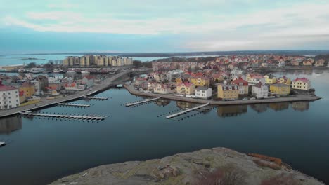 vista aérea de casas pintorescas en la isla paradisíaca sueca ekholmen en karlskrona, suecia-7