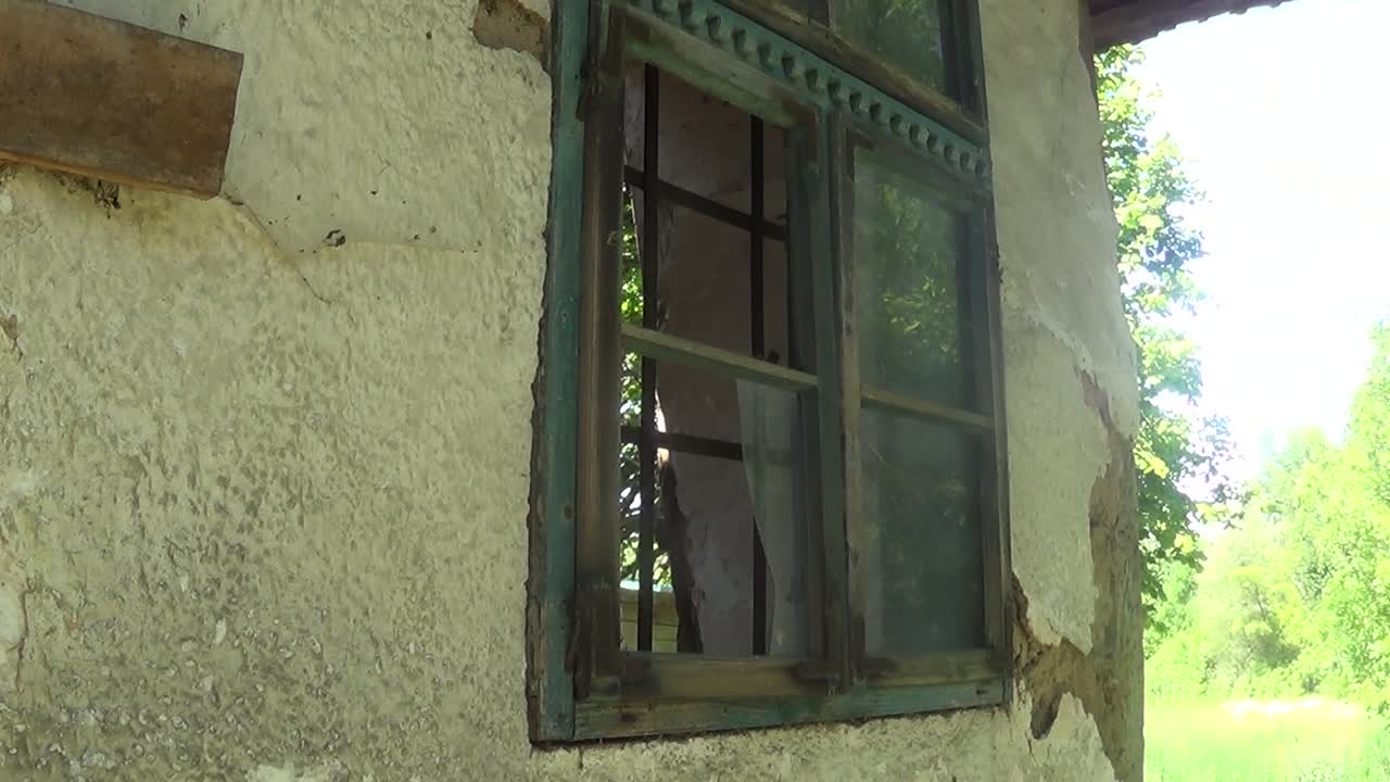 창문에 버려진 집 깨진 유리