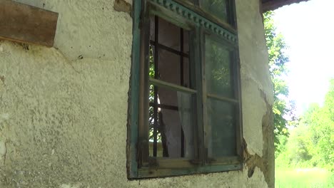 Verlassenes-Haus,-Zerbrochenes-Glas-Am-Fenster