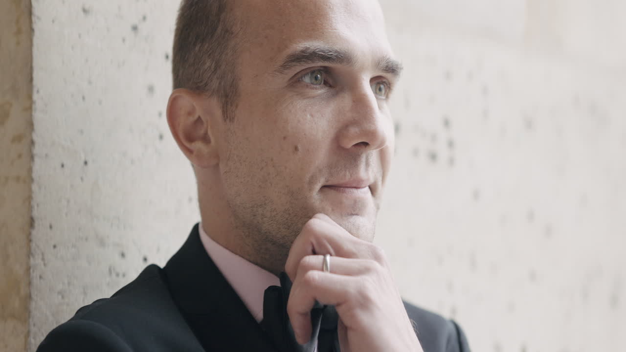 hombre de traje, parecía pensativo