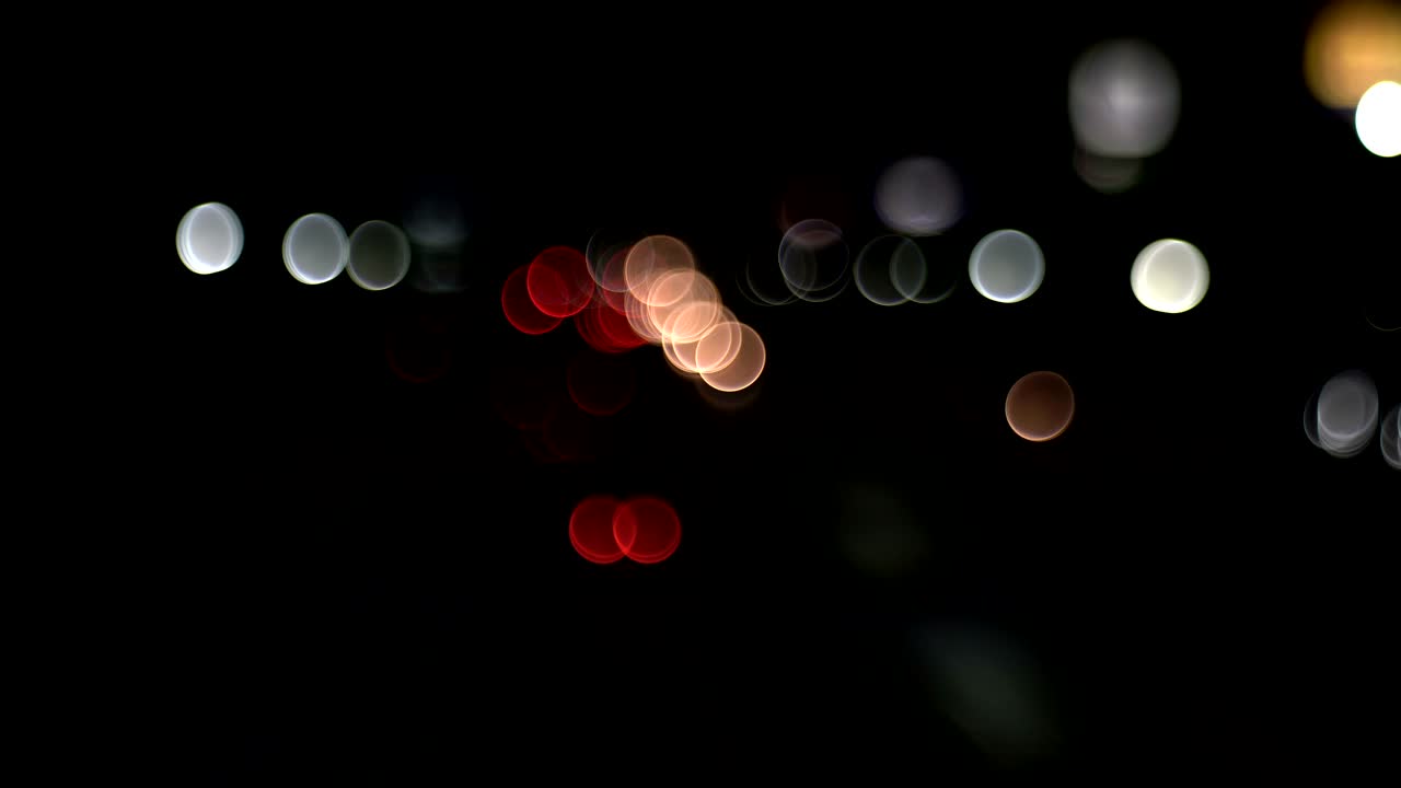 el tráfico de automóviles desenfocado y borroso en la calle de bangkok por la noche, alto ruido y hermoso bokeh.