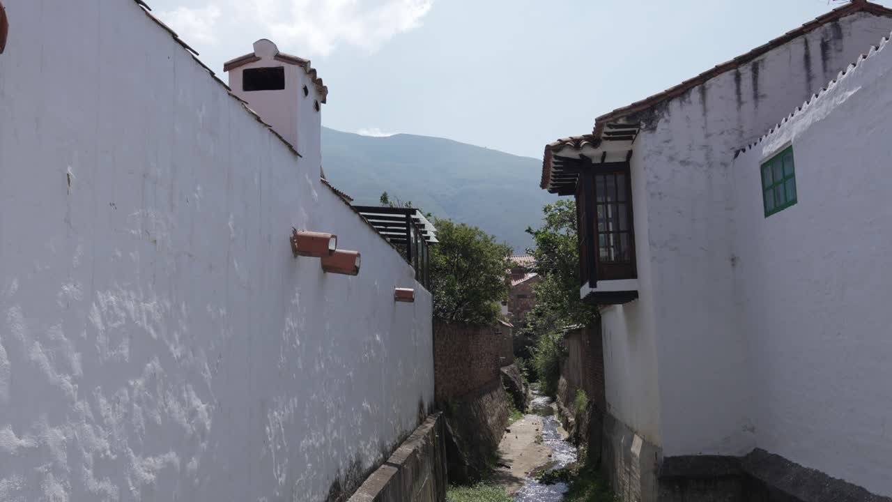 Strada stretta nella città storica di Villa de Leyva, Colombia, facciata di un edificio imbiancato a calce