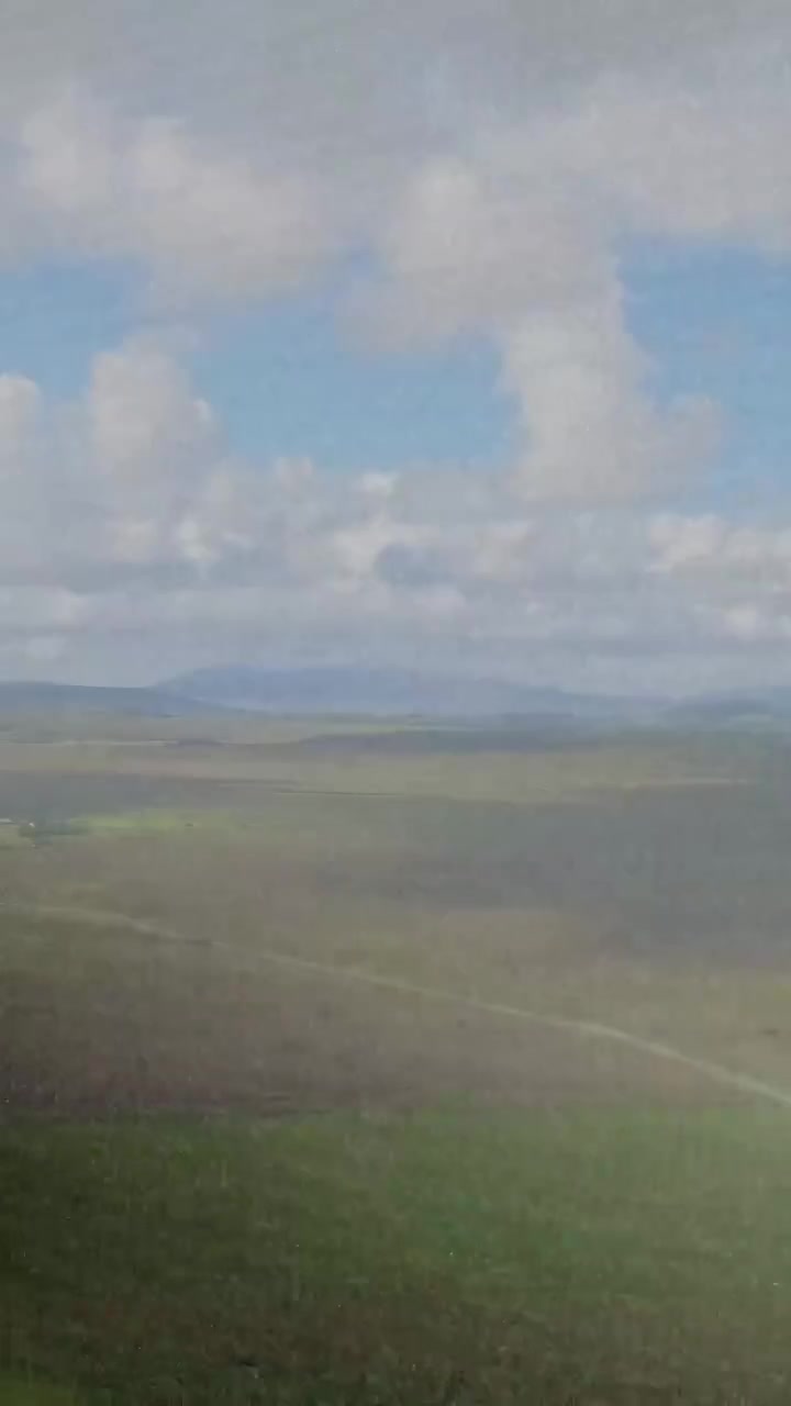 Vertikal video: Dronekamera begynder at panorere, tilter, statisk flimren, klarer op for at afsløre marker
