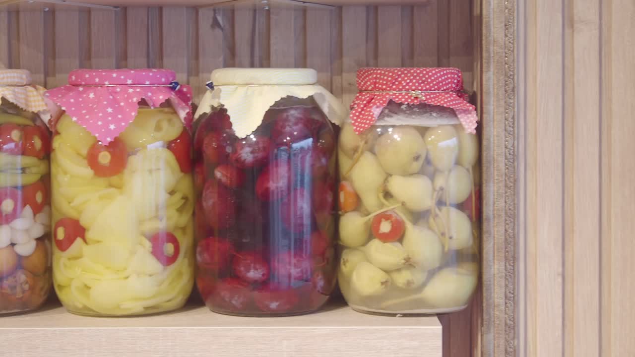 보관 된 채소 및 과일 항아리