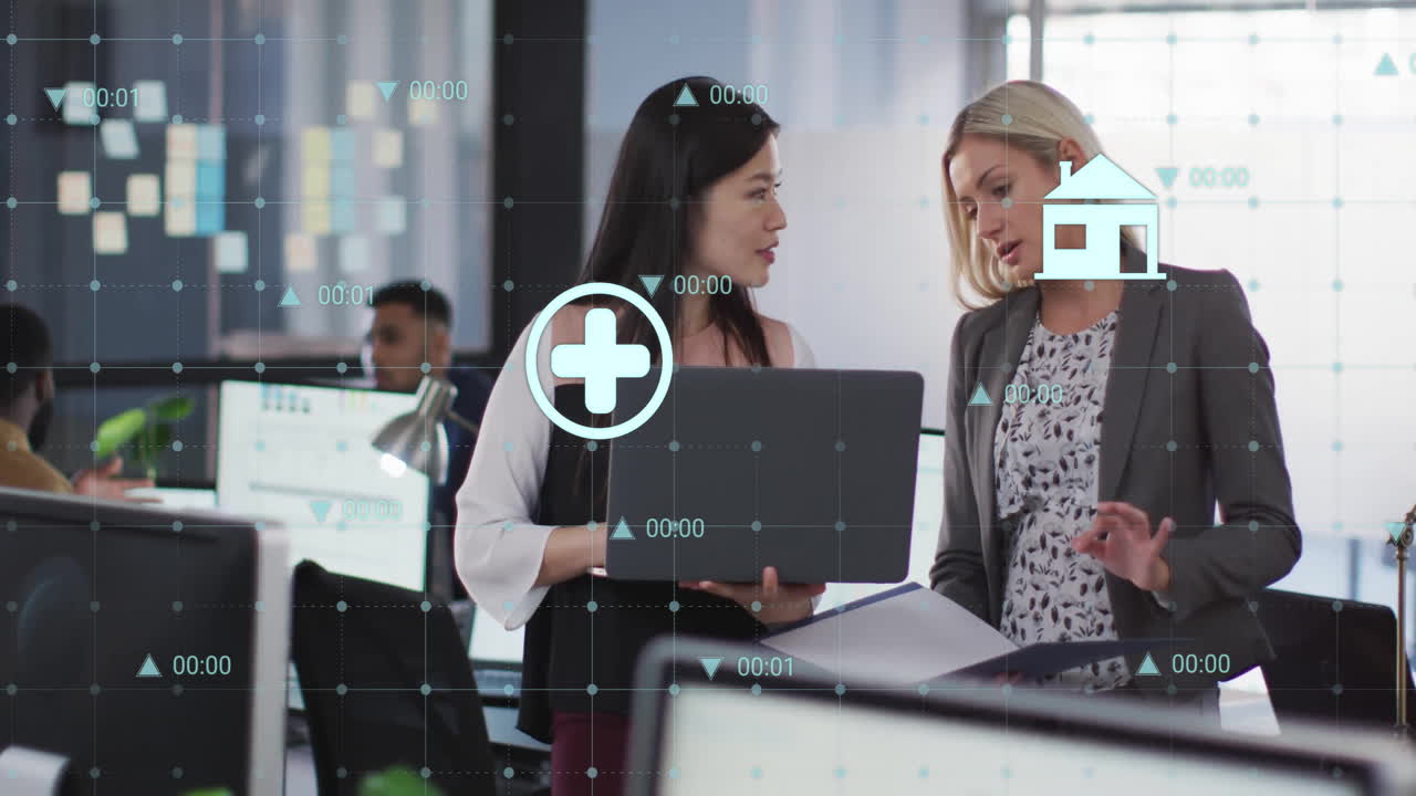 animación del procesamiento de datos sobre diversas colegas femeninas que discuten el trabajo en la oficina